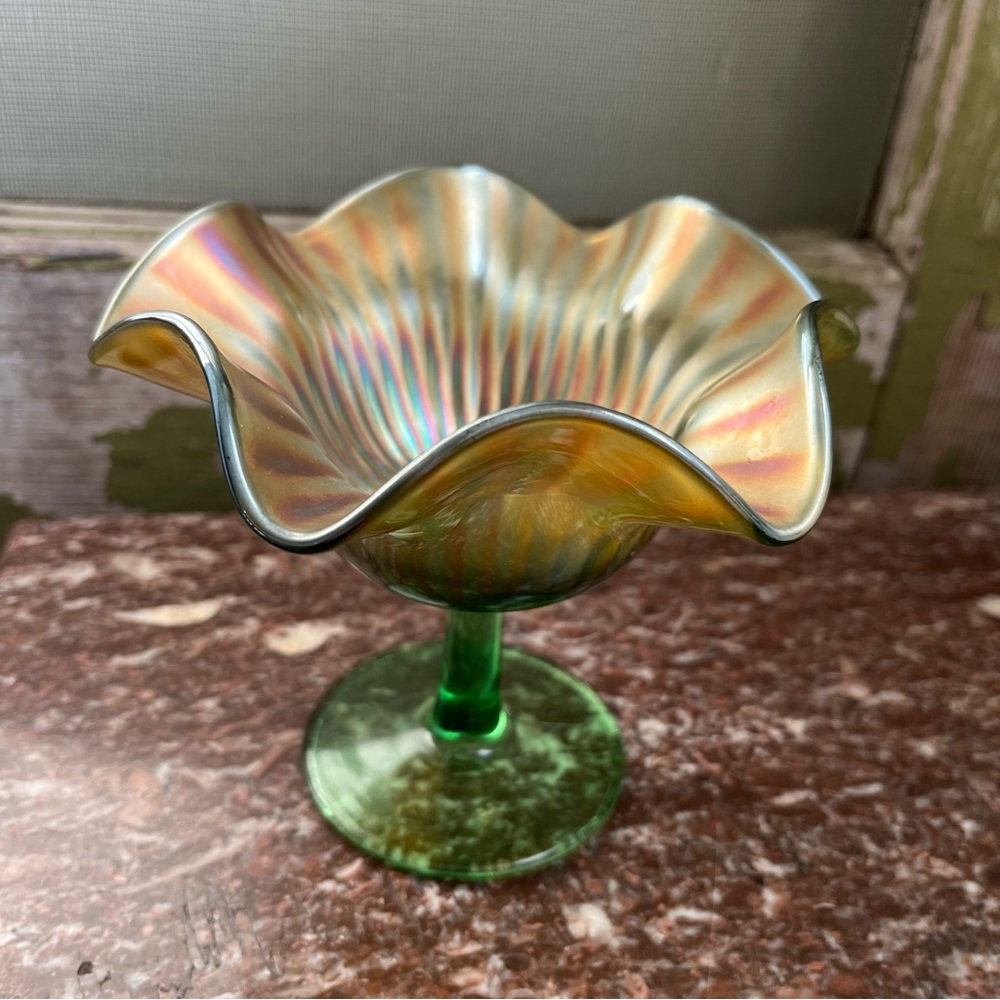 Carnival glass footed dish. Beautiful condition. - Picture 1 of 6